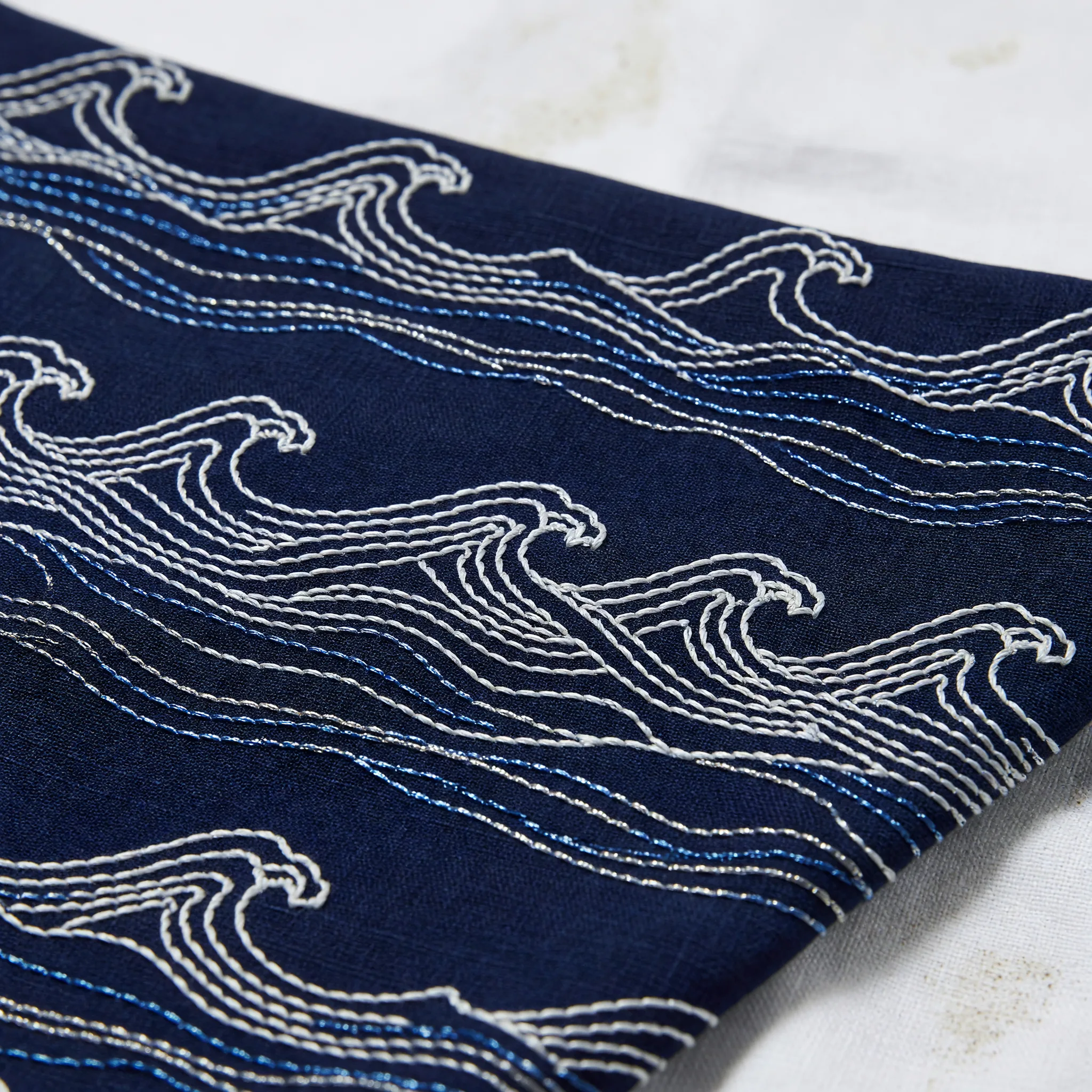 波刺繍の生地ディテール